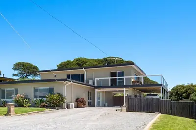Image de Panoramic Views - Newly renovated with breathtaking panoramic views of the bay.