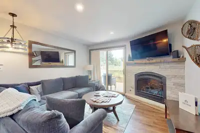 Image de Lovely condo with fireplace, mountain view, full kitchen, & skiing nearby