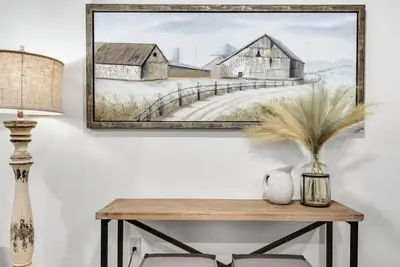 Image de Romantic Getaway with Private Patio and Hot Tub on Main Street - Maple Suite