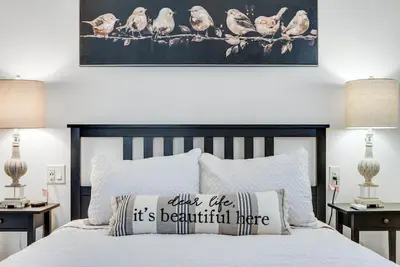 Image de Romantic Getaway with Private Patio and Hot Tub on Main Street - Magnolia Suite