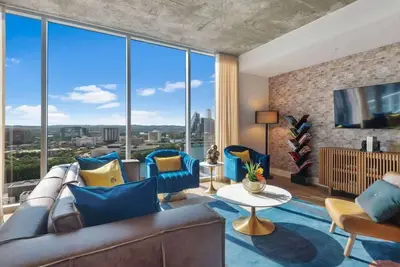 Image de 22nd-Floor Condo | Rooftop Pool, Gym, Rainey