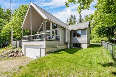 Image de Beautiful 3-story home with lake/bay views, deck, grill, firepit & fireplace