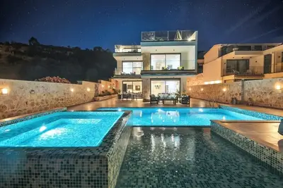 Image de Fabulous 4 bedroom Villa - Heated Pool, Gym, Media room and Roof terrace