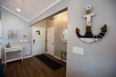 Image de Cozy, lake front cottage