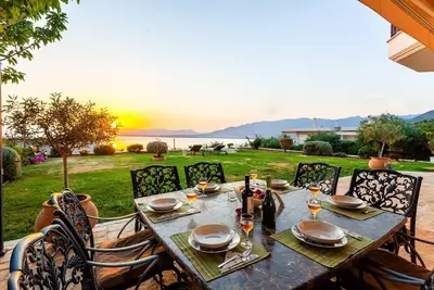 Image de Sunset Paradise - Verga's Ultimate Seaview Getaway