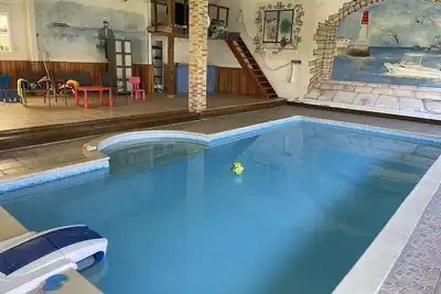 Image de Maison avec piscine intérieur chauffée et privée