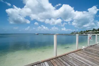 Image de Kaibo Yacht Club 10 - 'Kokomo Kai' - 2nd floor beachfront - by Cayman Villas
