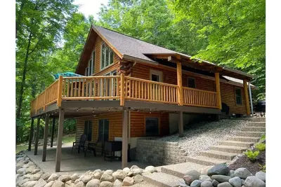 Image de Beautiful up north cabin. Hot tub, close to skiing, lakes, and golf courses.