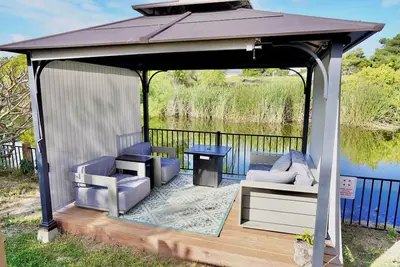 Image de Modern Beach Residence w Backyard Pond & Hot Tub🏖