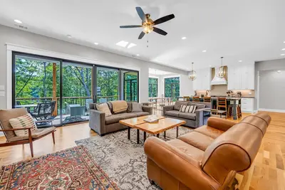 Image de The Hales Lake House w/ Hot Tub!