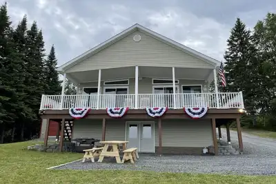 Image de Lakefront cottage with private beach, near trails