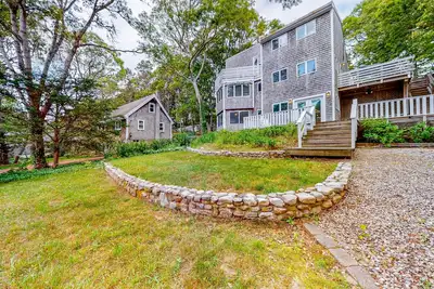 Image de Large, air-conditioned home with 3 decks & yard - 3/4 mile to Covell's Beach