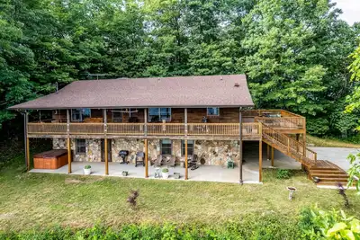 Image de Spacious mountain getaway with game room, hot tub, fireplace & washer/dryer