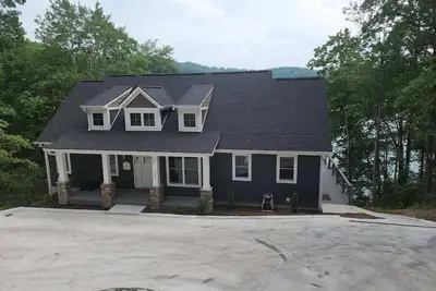 Image de Large Lakefront home w/ Private Dock in Big Creek, beautiful views!