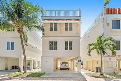 Image de Sunny and bright home with pool access, central Ac, and private washer\/dryer