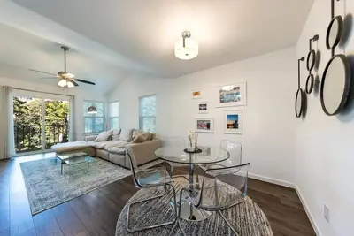 Image de Airy Condo - 8 min to SoCo, 10 min to Dt & Airport