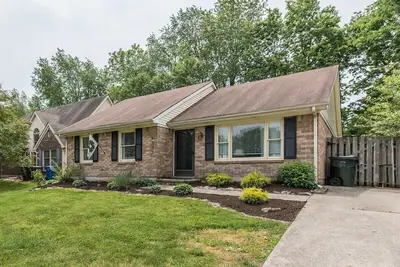 Image de This house is a 3 bedroom(s), 2 bathrooms, located in Lexington, Ky.