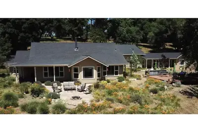 Image de Mountain Meadow House: Stunning Views, Trails, Hot Tub, near Yosemite