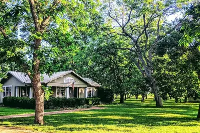 Image de 3 Houses 30 guests Country 14 acre Pecan Orchard