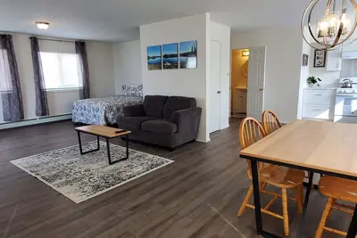 Image de Double House: Combined Up-Down Units by airport & lakes!