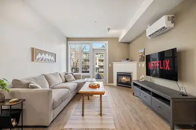 Image de King Bed, A/C, Free Heated Underground Parking & Riverwalk - Riverside Downtown