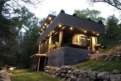 Image de Peaceful Waterfront - Frank Lloyd Right Inspired Home