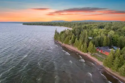 Image de Beautiful Cottage on Lake Superior with Incredible Sunsets