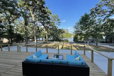 Image de Lakeview Escape: Charming cottage with private dock on Lake Holbrook