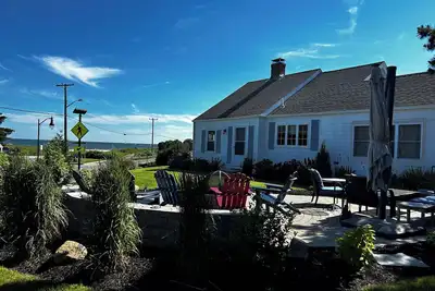 Image de Updated home with Ocean views, beach, central air, firepit & outdoor shower!