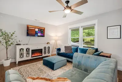 Image de Charming Cottage in the Heart of Weaverville – Walk to Downtown!