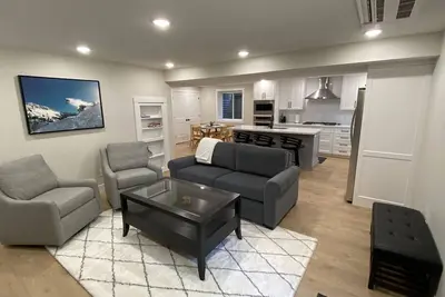 Image de Home Ski Home apartment - 15 minutes from ski resorts!