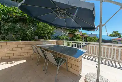 Image de Garçonnière avec la terrasse et la vue sur le mer Stanici, Omis (As-19941-f)