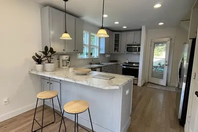 Image de Charming spacious 1933 newly renovated private home. Walk to trails