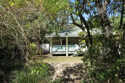 Image de Lana's Cottage - Delightful, centrally located and spacious island cottage in tropical surrounds
