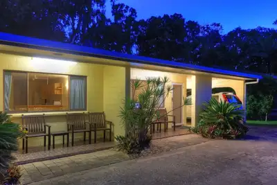 Arcadia Palms 2 - Tasteful and light-filled apartment just steps to Alma Bay, with complex pool