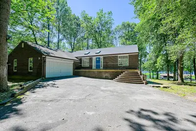 Image de Lakefront home with water & sunset views, dock, paddleboards, kayaks, firepit