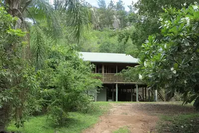 Image de Kameruka - Modern, Queenslander style island home in leafy bushland with balcony