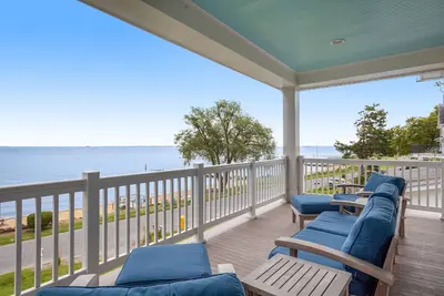 Image de Spacious beachfront home with decks, gas grill, wet bar, gas fireplace, and W/D