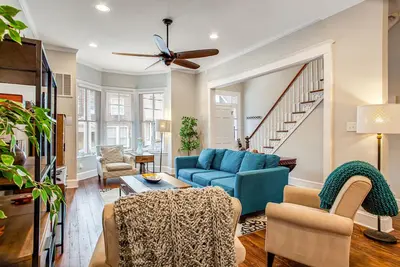 Image de Newly renovated downtown home with patio, gas grill, and gas fireplace