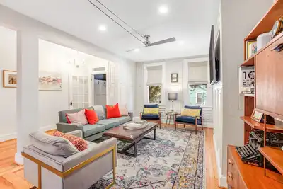 Image de Updated historic home with parking; near Academy, college & harbor - central Ac