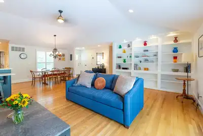 Image de Spacious home with an outdoor pool, screened porch, washer/dryer & central Ac