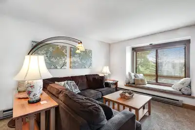 Image de Modern condo near the lake & town with balcony, free WiFi, & washer/dyer