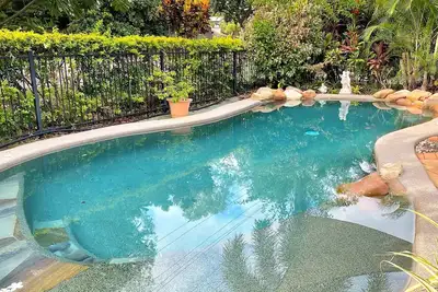 Image de Mills Cottage - Wonderfully welcoming cottage with tropical entertaining space and lagoon-style pool
