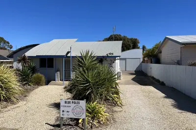 Image de Blue Poles - Pet Friendly Outside