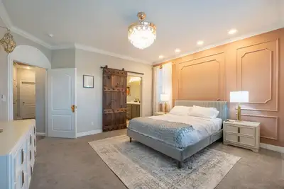 Image de Vegas Style Desert Luxury: Themed Bedrooms, Game Room & Hot Tub - 20min to Strip