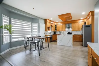 Image de bedroom with large patio🏡