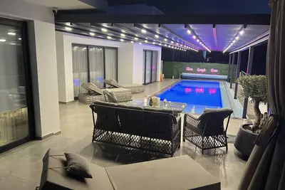 Image de Luxery 4 Bed Villa (Sleeps 9)- Big Heated Pool - Air Con - Designed for Family'S