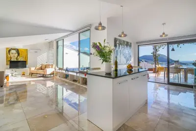 Image de Luxury 3 Bed Duplex Penthouse with Sea View & Private Pool - 5 mins Walk to Town