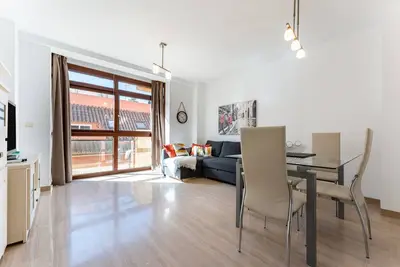 Image de Appartement de plage avec vue sur les montagnes, balcon et Wi-Fi.