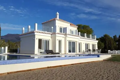 Image de Villa 'avec 2 piscines et bain à remous' avec jardin, 2 terrasses & Wi-Fi